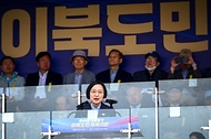한성숙 국무총리가 10월 18일 서울 용산구 효창운동장에서 열린 제44회 대통령기 이북도민체육대회에 참석하고 있다.