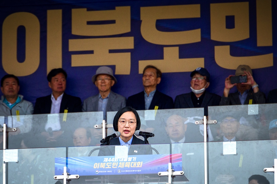 한성숙 국무총리가 10월 18일 서울 용산구 효창운동장에서 열린 제44회 대통령기 이북도민체육대회에 참석하고 있다.