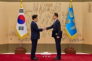 이재명 대통령이 10월 19일 청와대에서 이형일 부총리 겸 재정경제부 장관에게 임명장을 수여하고 있다.