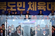 한성숙 국무총리가 10월 18일 서울 용산구 효창운동장에서 열린 제44회 대통령기 이북도민체육대회에 참석하고 있다.