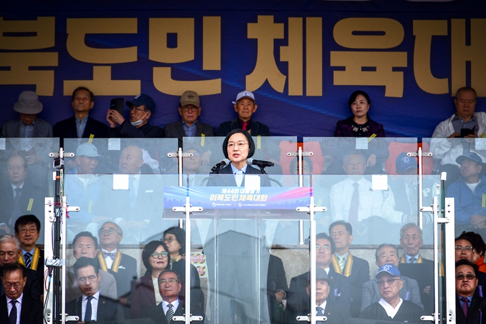 한성숙 국무총리가 10월 18일 서울 용산구 효창운동장에서 열린 제44회 대통령기 이북도민체육대회에 참석하고 있다.