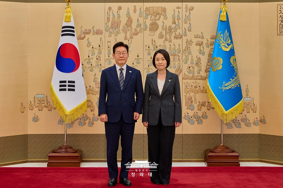 이재명 대통령이 10월 19일 청와대에서 이소영 중소벤처기업부 장관에게 임명장을 수여한 뒤 기념촬영을 하고 있다.