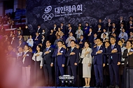 이재명 대통령과 김혜경 여사가 10월 16일 제주 서귀포시 제주월드컵경기장에서 열린 제107회 전국체육대회 개회식에서 국기에 경례하고 있다.