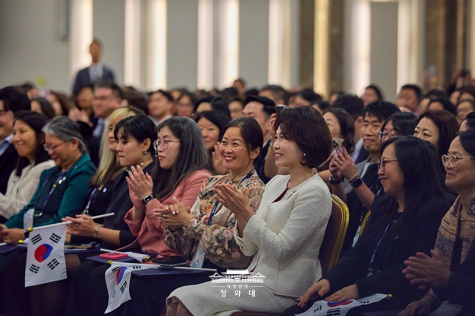 김혜경 여사가 10월 19일 서울 코엑스에서 열린 세계한인입양인협회(IKAA) 개더링 한국대회 개회식에서 기념공연을 보고 있다.