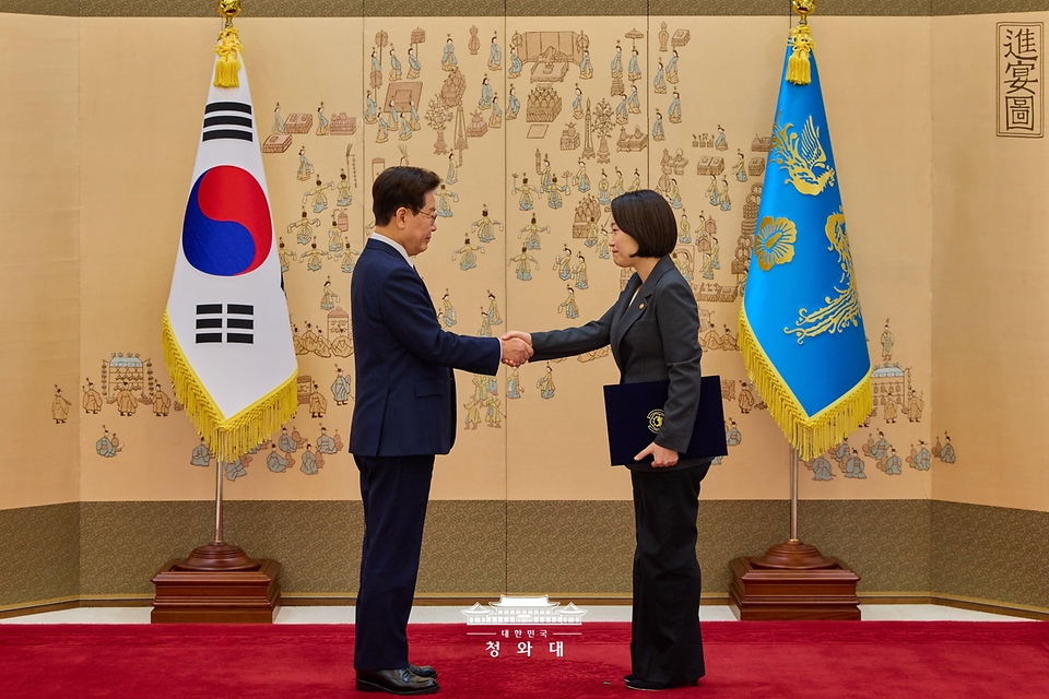 이재명 대통령이 10월 19일 청와대에서 이소영 중소벤처기업부 장관에게 임명장을 수여하고 있다.