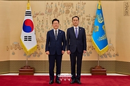 이재명 대통령이 10월 19일 청와대에서 이형일 부총리 겸 재정경제부 장관에게 임명장을 수여한 뒤 기념촬영을 하고 있다.