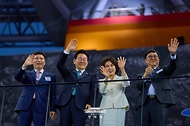이재명 대통령과 김혜경 여사가 10월 16일 제주 서귀포시 제주월드컵경기장에서 열린 제107회 전국체육대회 개회식에서 입장하는 선수단을 향해 손을 흔들고 있다.