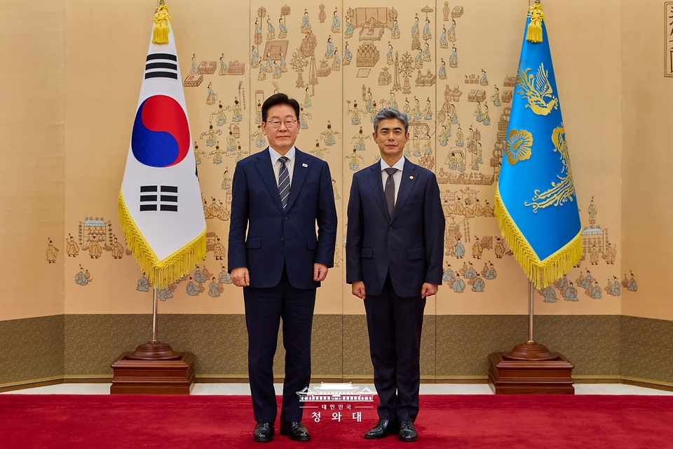 이재명 대통령이 10월 19일 청와대에서 강신철 국방장관에게 임명장을 수여한 뒤 기념촬영을 하고 있다.