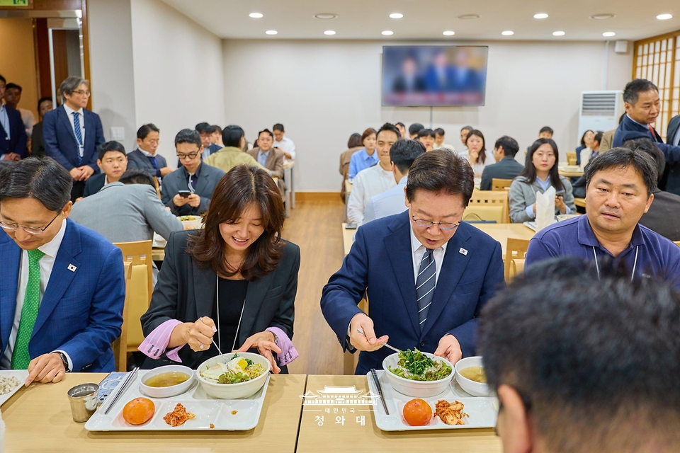 이재명 대통령이 10월 19일 언론인들의 취재 공간인 청와대 춘추관 식당을 찾아 오찬을 함께 하고 있다.