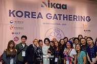 김혜경 여사가 10월 19일 서울 코엑스에서 열린 세계한인입양인협회(IKAA) 개더링 한국대회 개회식에서 참석자들과 기념촬영을 하고 있다.