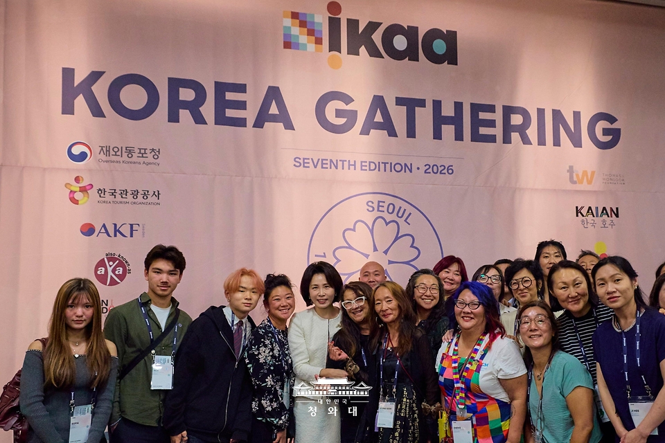 김혜경 여사가 10월 19일 서울 코엑스에서 열린 세계한인입양인협회(IKAA) 개더링 한국대회 개회식에서 참석자들과 기념촬영을 하고 있다.