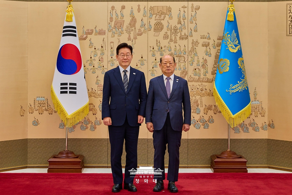 이재명 대통령이 10월 19일 청와대에서 송두환 이태원참사 특별조사위원장에게 임명장을 수여한 뒤 기념촬영을 하고 있다.