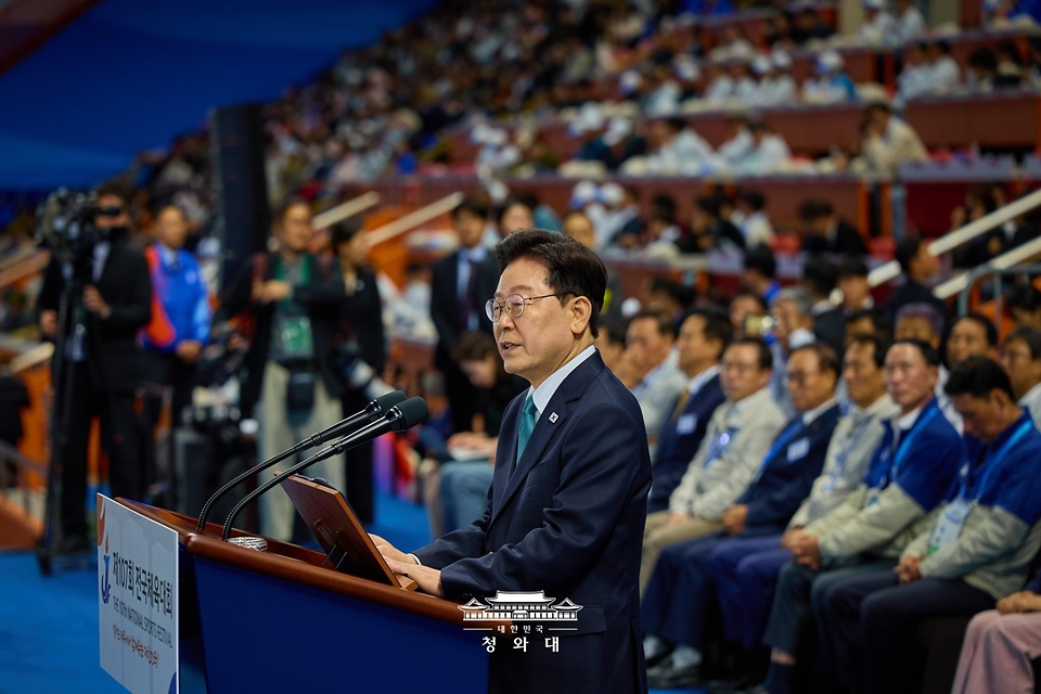 이재명 대통령이 10월 16일 제주월드컵경기장에서 열린 제107회 전국체육대회 개회식에서 기념사를 하고 있다.