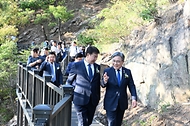 허민 국가유산청장이 10월 16일 서울 종로구 창의문 앞에서 열린 '명승 백악산(북악산) 탐방로 추가 개방 기념행사'에 참석하고 있다. 이번에 개방하는 탐방로 구간은 백악산(북악산) 남서자락 1.32km로, 국민에게 17일 오전 9시부터 추가 개방 탐방로 구간을 본격 개방한다.