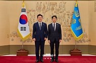 이재명 대통령이 10월 19일 청와대에서 홍지선 국토교통부 장관에게 임명장을 수여한 뒤 기념촬영을 하고 있다.