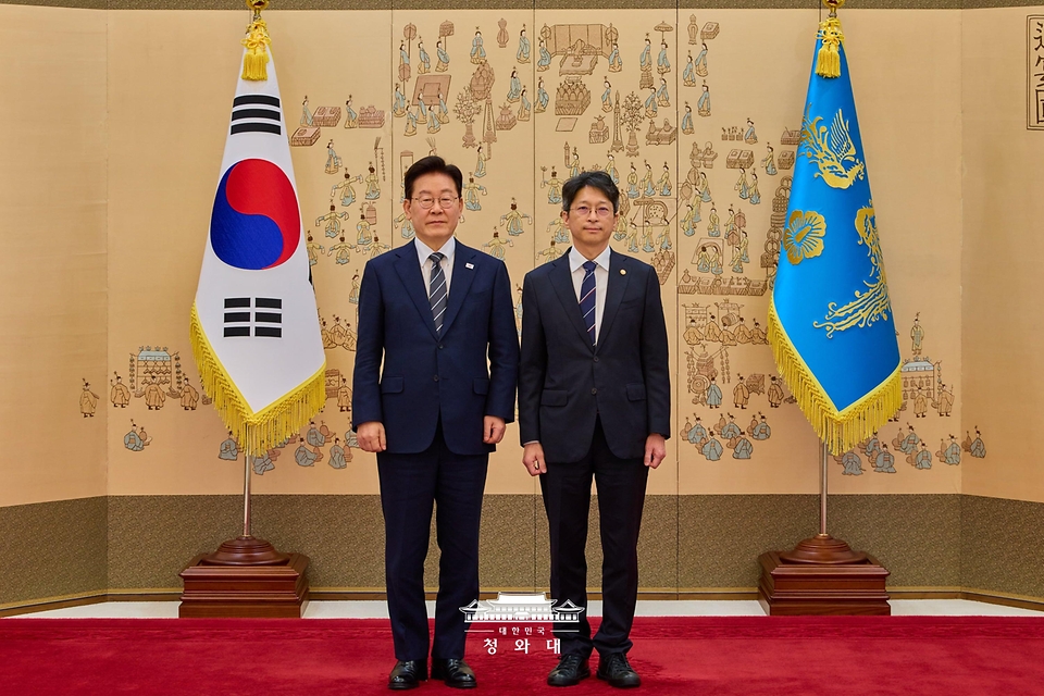 이재명 대통령이 10월 19일 청와대에서 홍지선 국토교통부 장관에게 임명장을 수여한 뒤 기념촬영을 하고 있다.