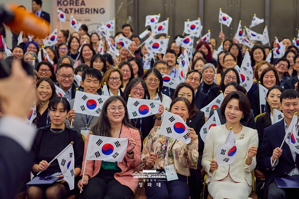 김혜경 여사가 10월 19일 서울 코엑스에서 열린 세계한인입양인협회(IKAA) 개더링 한국대회 개회식에서 기념공연을 보고 있다.