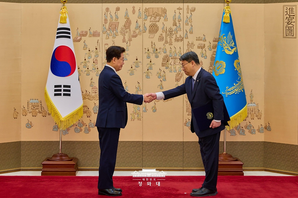이재명 대통령이 10월 19일 청와대에서 하준경 정책실장에게 임명장을 수여하고 있다.