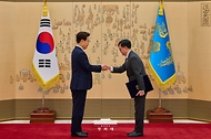 이재명 대통령이 10월 19일 청와대에서 임기근 국무조정실장에게 임명장을 수여하고 있다.