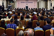 김혜경 여사가 10월 19일 서울 코엑스에서 열린 세계한인입양인협회(IKAA) 개더링 한국대회 개회식에서 인사말을 하고 있다.