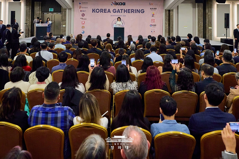 김혜경 여사가 10월 19일 서울 코엑스에서 열린 세계한인입양인협회(IKAA) 개더링 한국대회 개회식에서 인사말을 하고 있다.