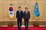 이재명 대통령이 10월 19일 청와대에서 임기근 국무조정실장에게 임명장을 수여한 뒤 기념촬영을 하고 있다.