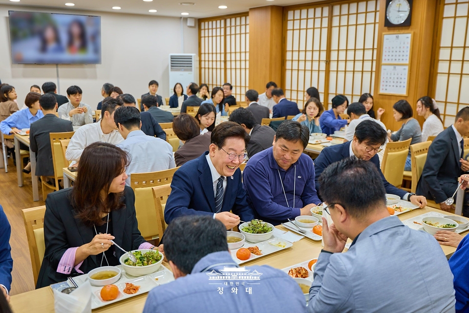 이재명 대통령이 10월 19일 언론인들의 취재 공간인 청와대 춘추관 식당을 찾아 오찬을 함께 하고 있다.