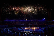 10월 16일 제주 서귀포시 제주월드컵경기장에서 열린 제107회 전국체육대회 개회식에서 성화 점화와 함께 불꽃이 밤하늘을 수놓고 있다.
