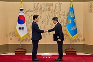 이재명 대통령이 10월 19일 청와대에서 홍지선 국토교통부 장관에게 임명장을 수여하고 있다.