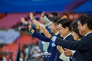 이재명 대통령과 김혜경 여사가 10월 16일 제주 서귀포시 제주월드컵경기장에서 열린 제107회 전국체육대회 개회식에서 입장하는 선수단을 향해 손을 흔들고 있다.