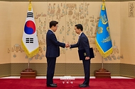 이재명 대통령이 10월 19일 청와대에서 김지용 중대범죄수사청장에게 임명장을 수여하고 있다.
