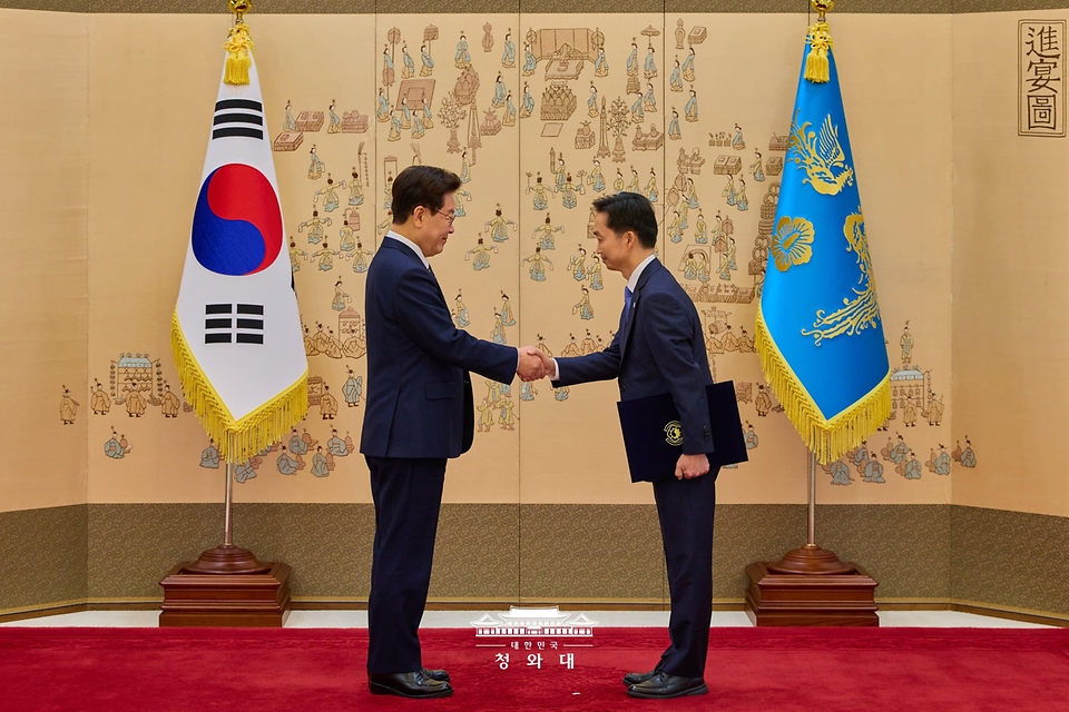 이재명 대통령이 10월 19일 청와대에서 김지용 중대범죄수사청장에게 임명장을 수여하고 있다.