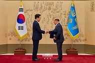 이재명 대통령이 10월 19일 청와대에서 송두환 이태원참사 특별조사위원장에게 임명장을 수여하고 있다.