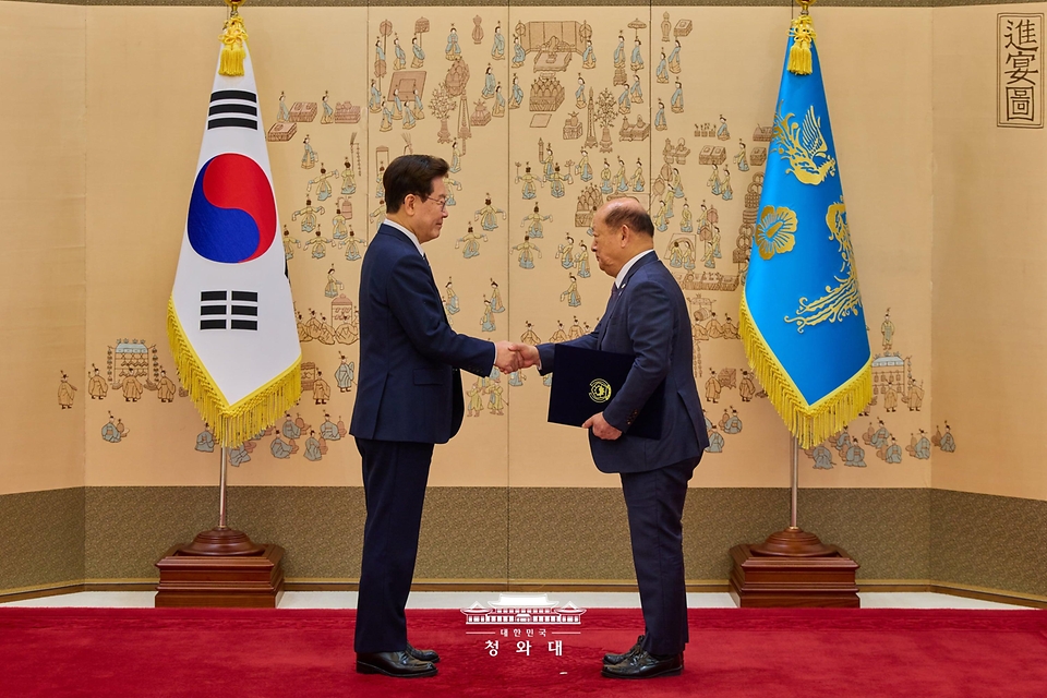 이재명 대통령이 10월 19일 청와대에서 송두환 이태원참사 특별조사위원장에게 임명장을 수여하고 있다.