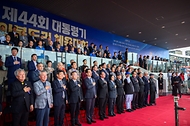 한성숙 국무총리가 10월 18일 서울 용산구 효창운동장에서 열린 제44회 대통령기 이북도민체육대회에 참석하고 있다.