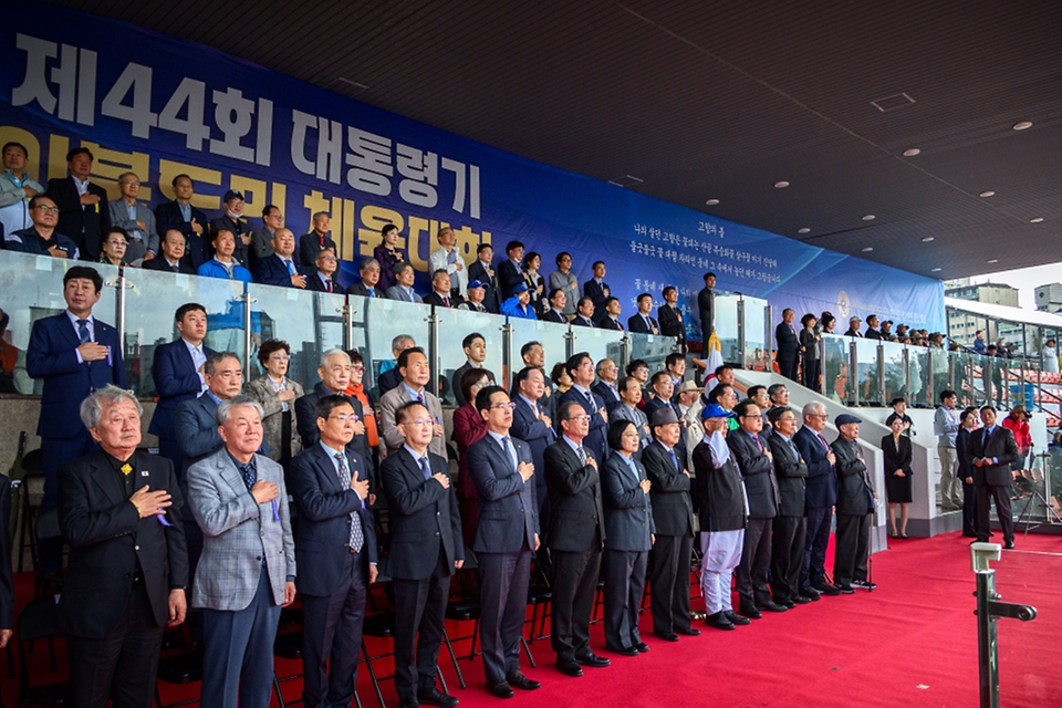 한성숙 국무총리가 10월 18일 서울 용산구 효창운동장에서 열린 제44회 대통령기 이북도민체육대회에 참석하고 있다.