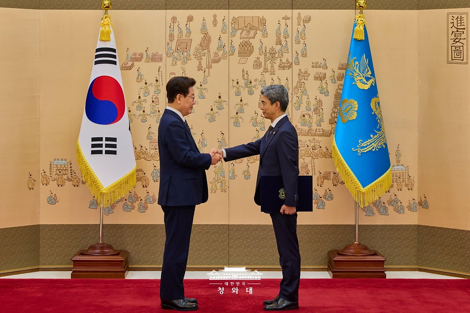 이재명 대통령이 10월 19일 청와대에서 강신철 국방장관에게 임명장을 수여하고 있다.