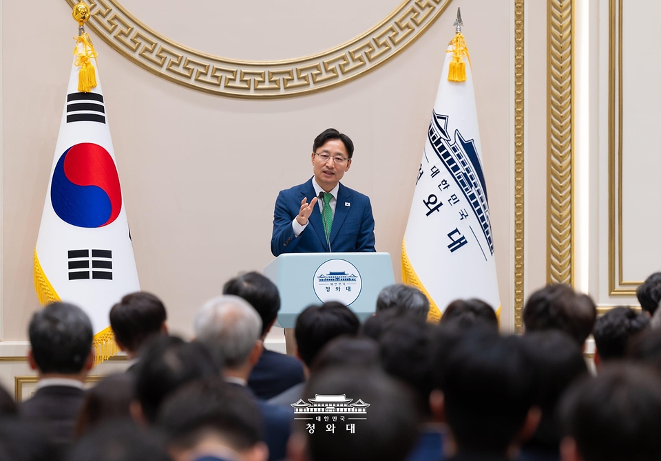 임광현 신임 청와대 비서실장이 10월 19일 청와대에서 직원과의 대화를 하고 있다.