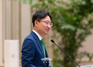 임광현 신임 청와대 비서실장이 10월 19일 청와대에서 직원과의 대화를 하고 있다.