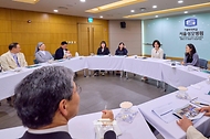 김혜경 여사가 10월 19일 서울성모병원 모자의료센터를 방문, 임산부와 환아 부모 등 참석자들과 간담회를 하고 있다.