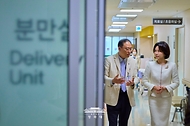 김혜경 여사가 10월 19일 서울성모병원 모자의료센터를 방문, 시설을 둘러보고 있다.