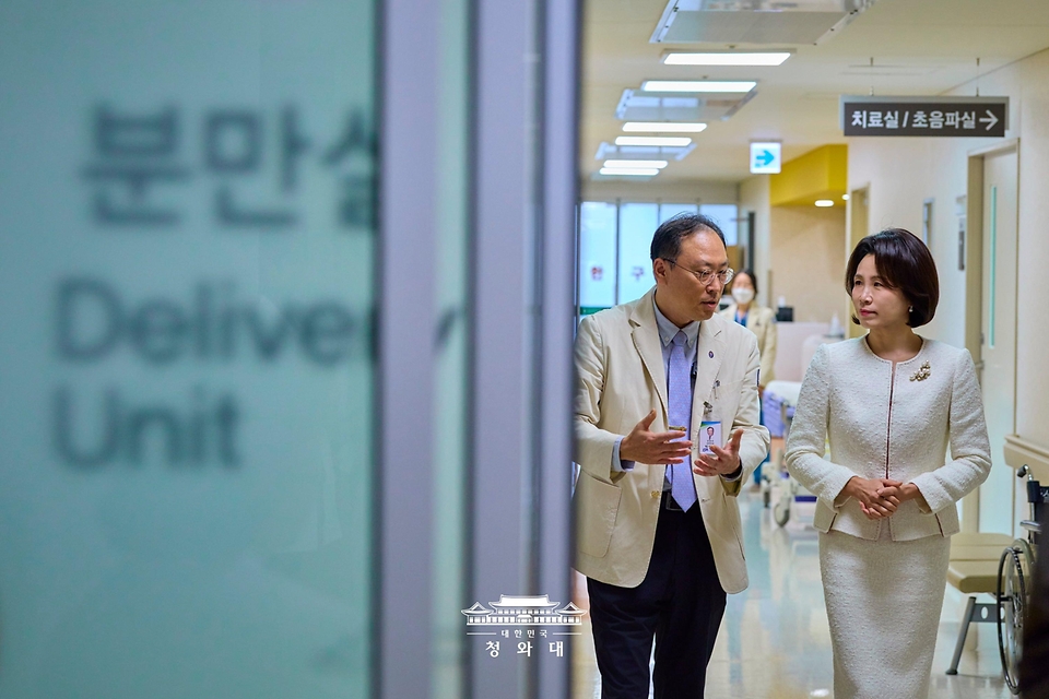김혜경 여사가 10월 19일 서울성모병원 모자의료센터를 방문, 시설을 둘러보고 있다.
