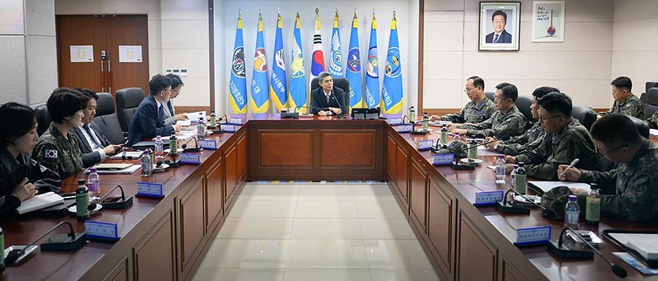 강신철 국방부 장관이 10월 14일 광주에 위치한 제1전투비행단을 방문해 광주 군공항 부지와 시설현장을 확인하고 있다.