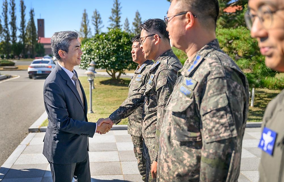 강신철 국방부 장관이 10월 14일 광주에 위치한 제1전투비행단을 방문해 광주 군공항 부지와 시설현장을 확인하고 있다.