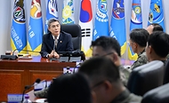 강신철 국방부 장관이 10월 14일 광주에 위치한 제1전투비행단을 방문해 광주 군공항 부지와 시설현장을 확인하고 있다.