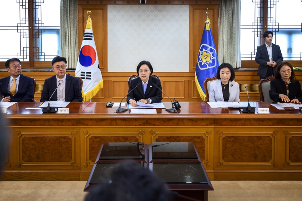 한성숙 국무총리가 10월 20일 서울 종로구 정부서울청사에서 열린 정부업무평가위원회 회의에서 발언하고 있다.