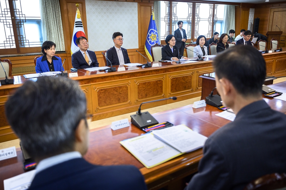 한성숙 국무총리가 10월 20일 서울 종로구 정부서울청사에서 열린 정부업무평가위원회 회의에서 발언하고 있다.