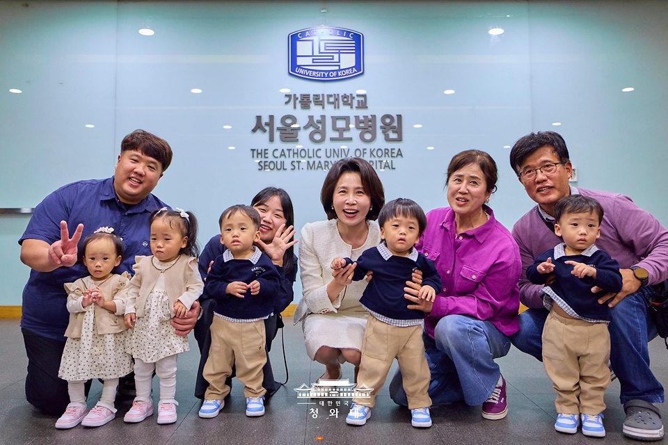 김혜경 여사가 10월 19일 서울성모병원 모자의료센터를 방문, 오둥이들과 기념촬영을 하고 있다.