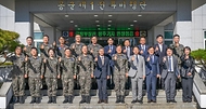 강신철 국방부 장관이 10월 14일 광주에 위치한 제1전투비행단을 방문해 광주 군공항 부지와 시설현장을 확인하고 있다.