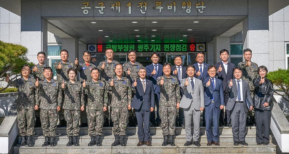강신철 국방부 장관이 10월 14일 광주에 위치한 제1전투비행단을 방문해 광주 군공항 부지와 시설현장을 확인하고 있다.